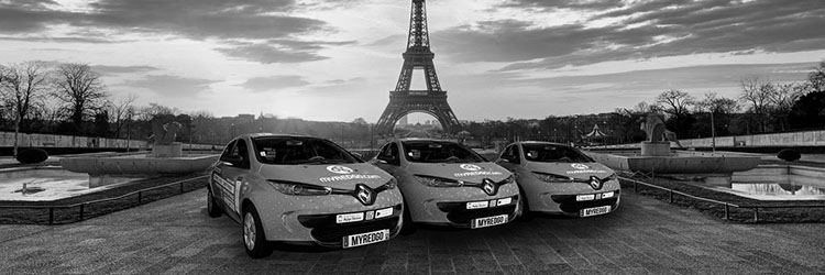 3 voitures Renault devant la Tour Eiffel