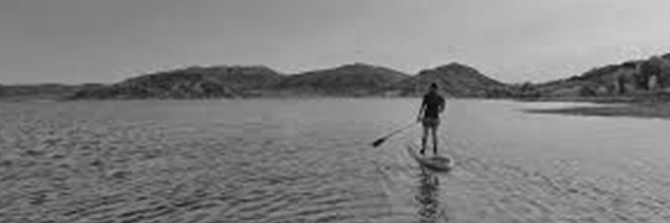 un homme faisant du paddle sur un lac